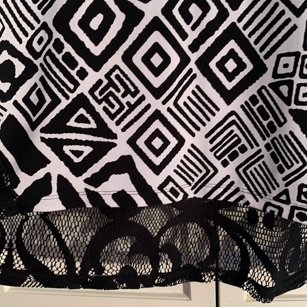 Erin London Black & White Geometric Asymmetrical Tunic With Lace EUC - Picture 5 of 9